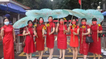 图集|中国妈妈——今天高考场外最靓的风景 图集|中国妈妈——今天高考场外最靓的风景