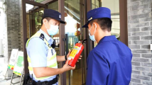 守护高考考场8年, “警察叔叔辛苦了,感谢您”一句最暖他的心 守护高考考场8年, “警察叔叔辛苦了,感谢您”一句最暖他的心
