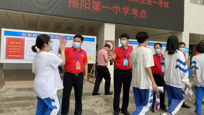 【揭阳】54384名学子雨中赴考！这些场景让人动容……