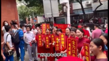旗开得胜!广东家长穿旗袍、举向日葵花式送考 旗开得胜!广东家长穿旗袍、举向日葵花式送考