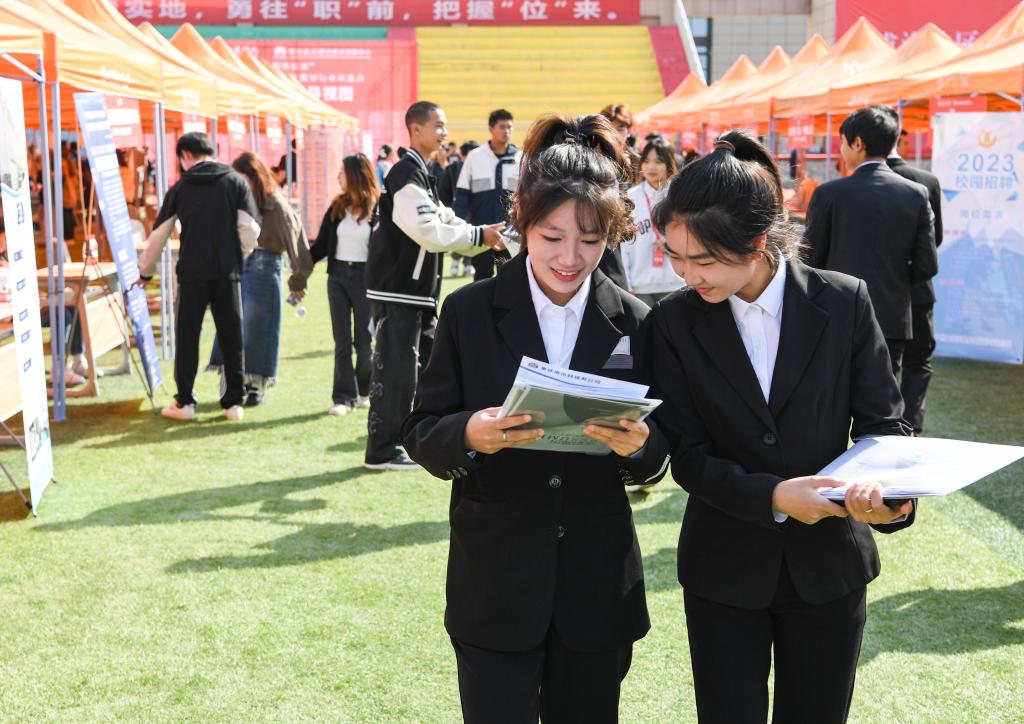 2023年10月20日，成渝地区2024届普通高校毕业生数智行业双选会在重庆永川举行。新华社记者 王全超 摄