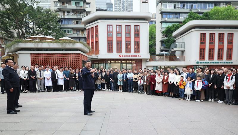 2024年4月22日，习近平总书记在重庆市九龙坡区民主村社区考察时，同社区居民亲切交流。