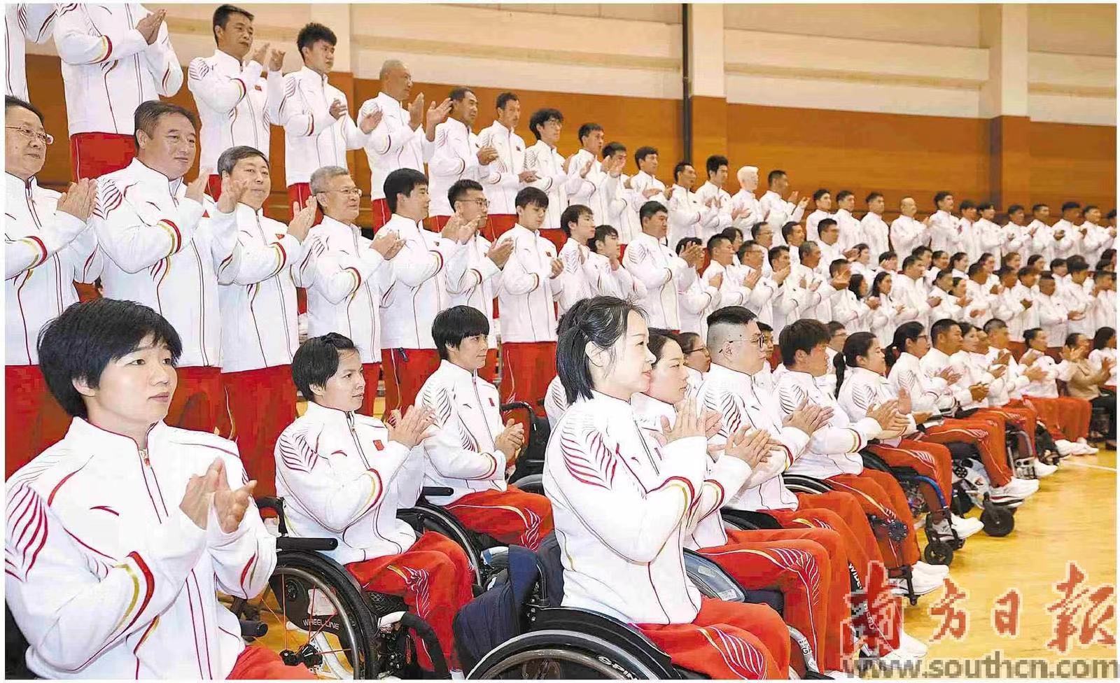 8月16日，巴黎残奥会中国体育代表团成员在成立仪式上。残奥成立出征新华社发