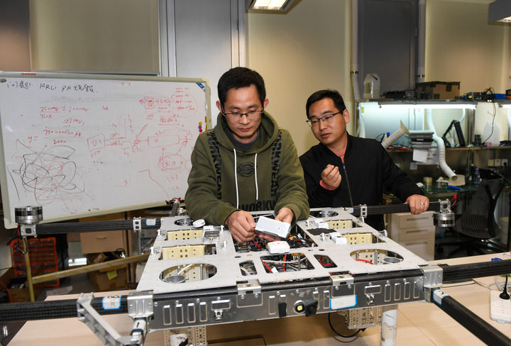 　　在深圳丰翼科技总部的实验室，研发人员在无人机上安装并测试飞控系统（2024年2月29日摄）。新华社记者 毛思倩 摄