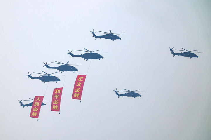 　　9月3日，纪念中国人民抗日战争暨世界反法西斯战争胜利80周年大会在北京隆重举行。这是空中护旗梯队接受检阅。新华社记者 王婧嫱 摄