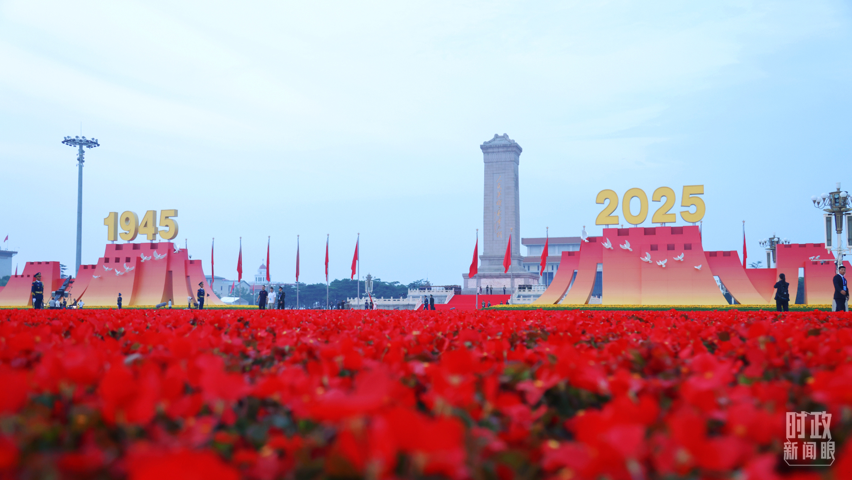 △天安门广场上的主题景观布置。（总台央视记者魏帮军拍摄）