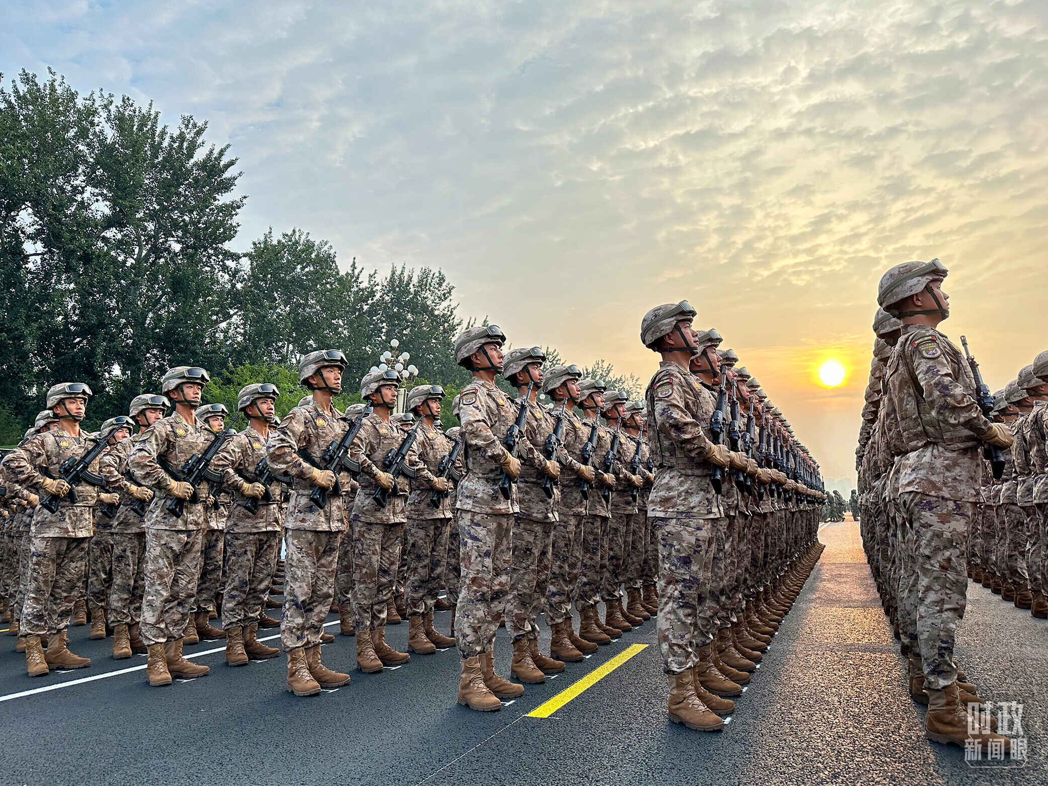 △受阅部队方队在长安街等候检阅。（总台记者石奇用拍摄）