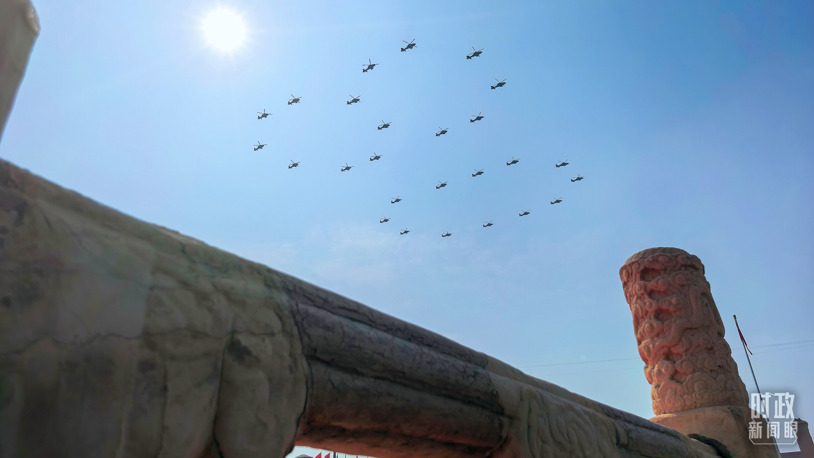 △26架直升机组成巨大的“80”字样。（总台央视记者刘琦拍摄）