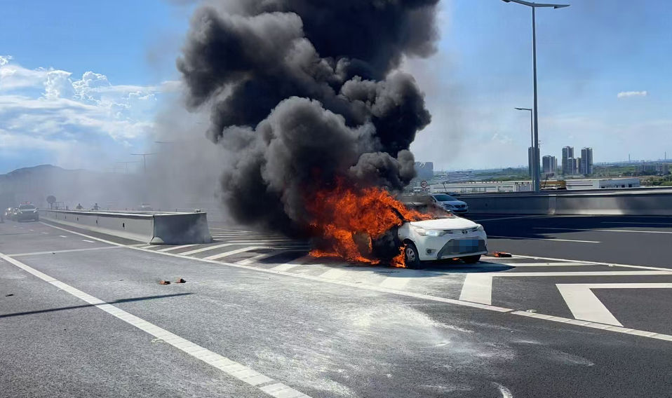 深中通道一汽车起火！明火于15时许扑灭，无人伤亡
