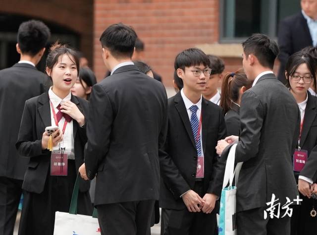 中大学子与台湾青年学子面对面热烈交流，互赠书签。