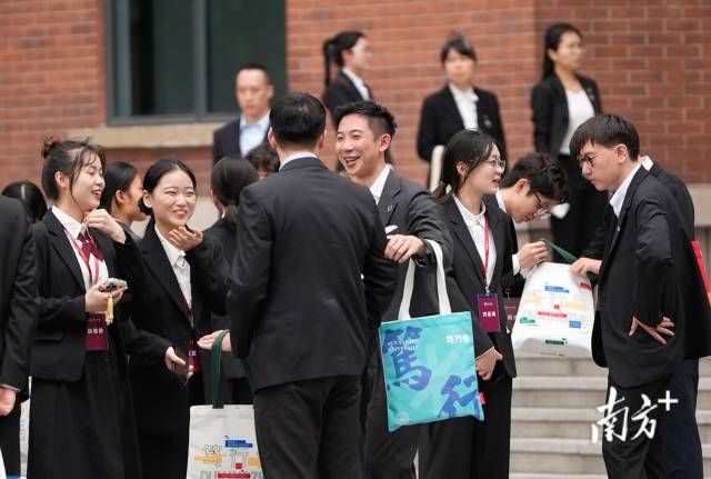 中大学子与台湾青年学子面对面热烈交流，互赠书签。