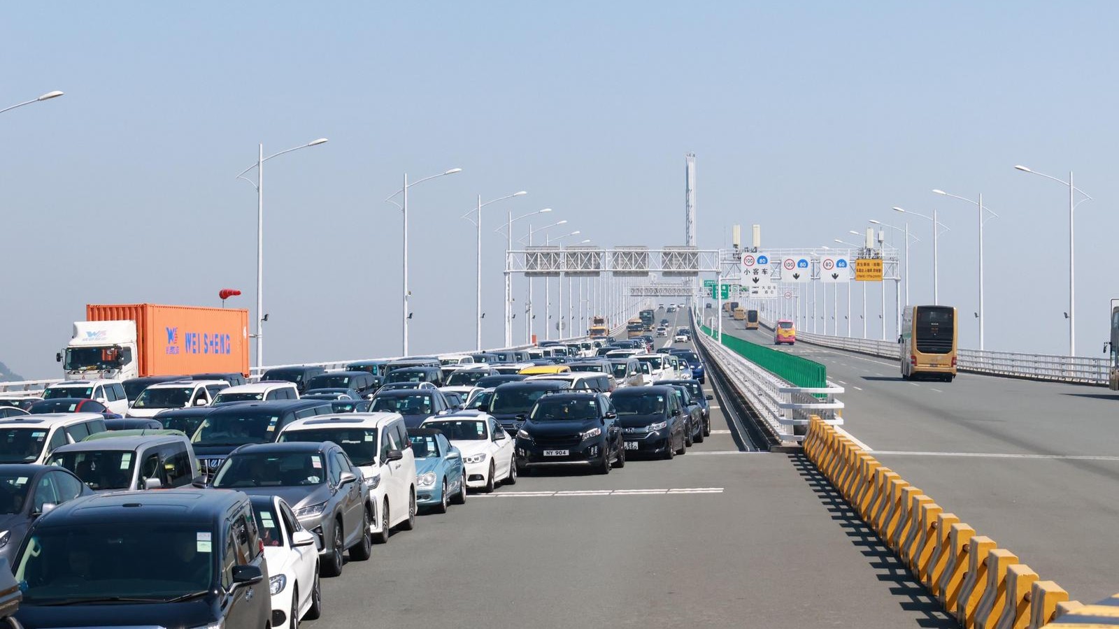Hong Kong vehicle trips northward exceed 500,000