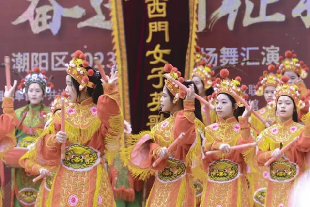 2023年1月26日，西门女子英歌队参加潮阳区新春广场舞汇演活动 图/西门女子英歌队提供
