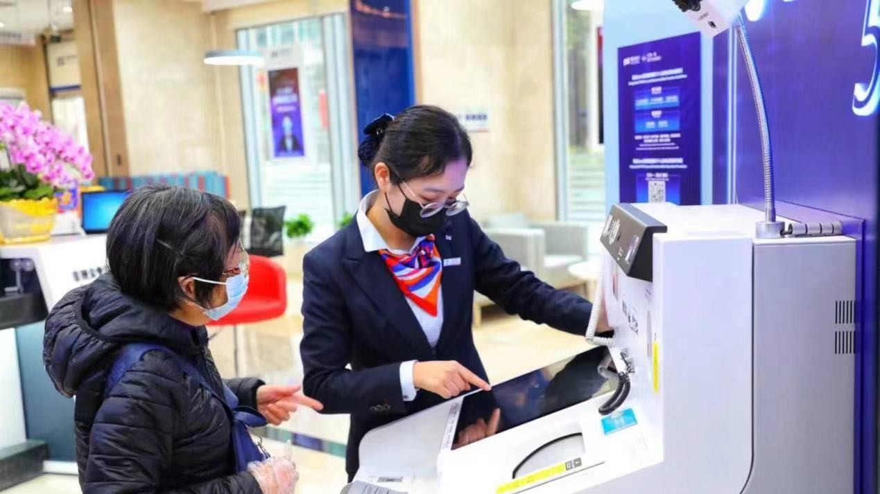 Bank in Guangzhou provides convenient payment services for foreigners