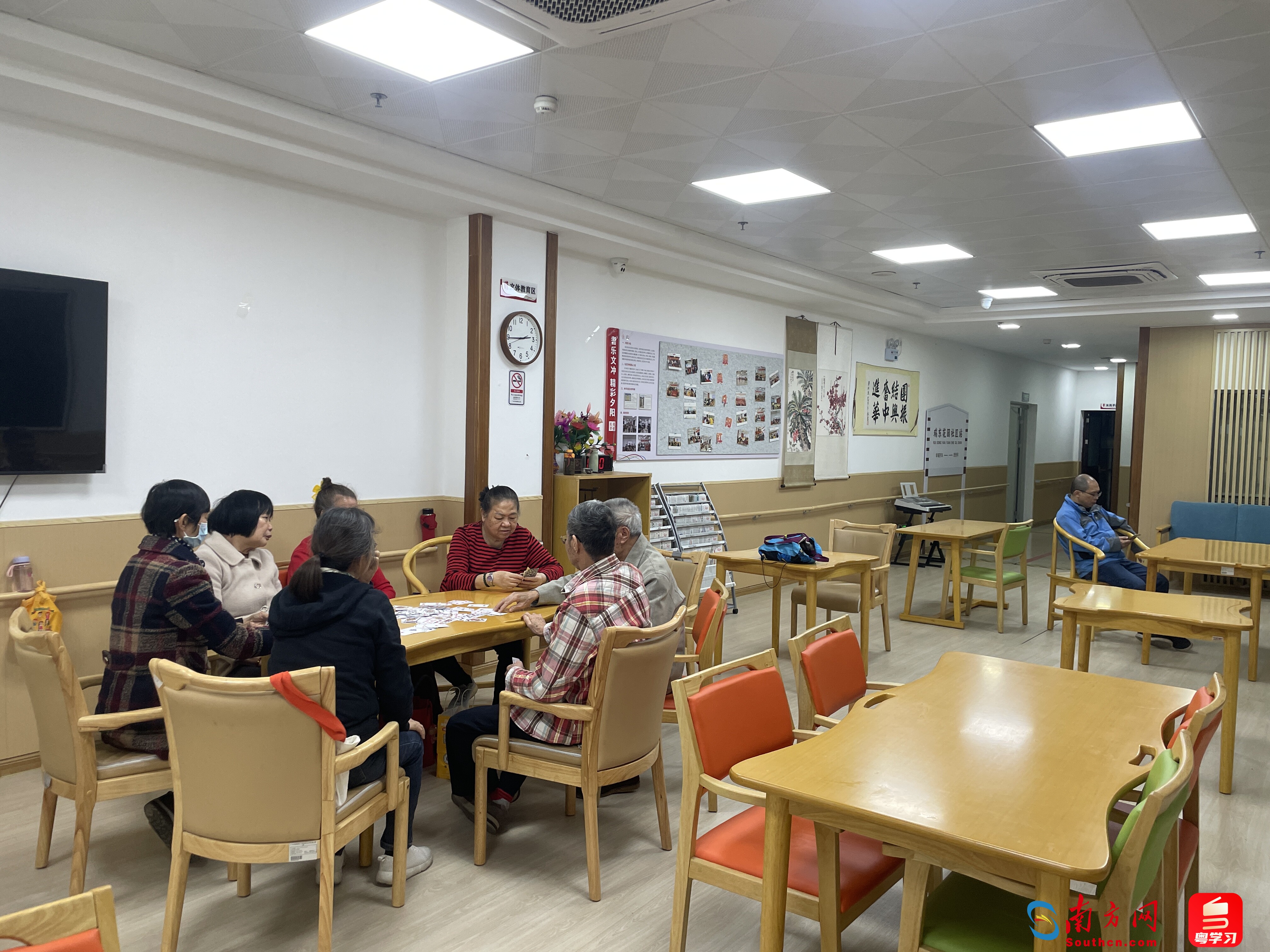 瑞东花园的夕阳活动室的一个下午。