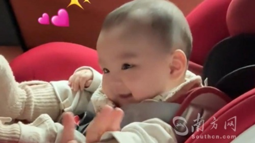 宝宝确认是妈妈后，立马笑得甜甜的，牵住妈妈的手