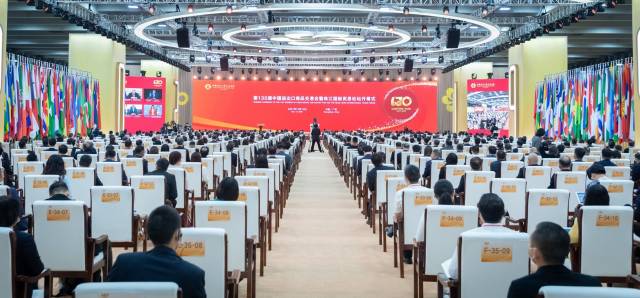 第130届中国进出口商品交易会在广州开幕，这是10月14日拍摄的开幕式现场。新华社发