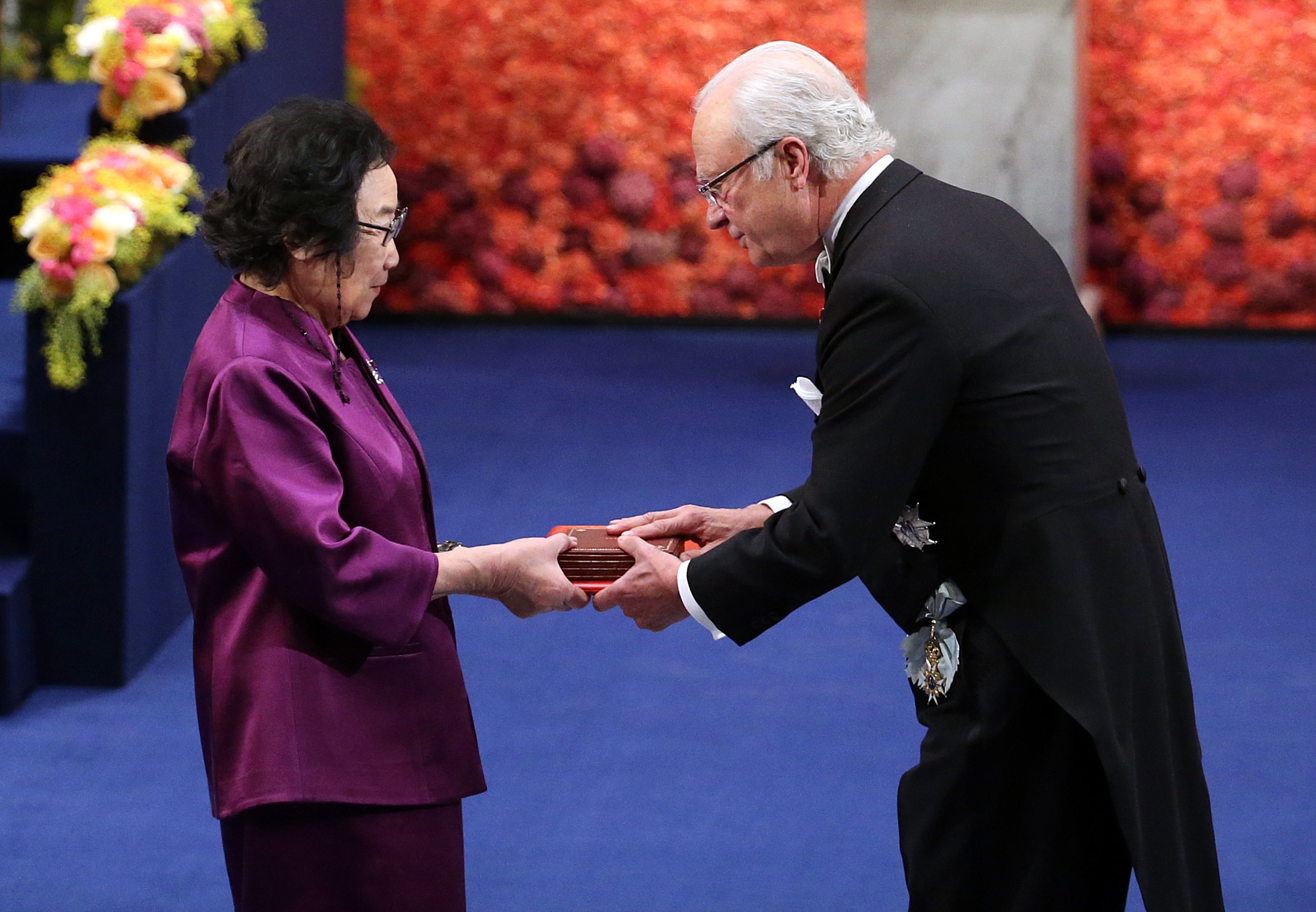 诺贝尔奖颁奖典礼上的屠呦呦 2015年(85歲)