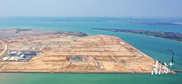 建设中的巴斯夫（广东）一体化基地，位于湛江东海岛。