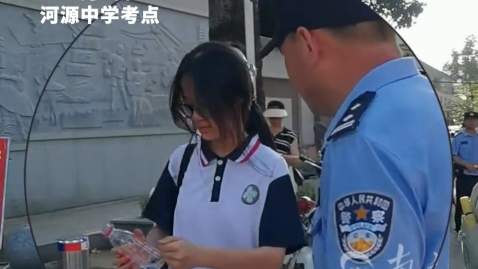 父女同赴高考“战场”！一边守护一边陪伴