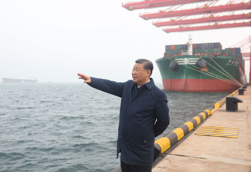 2024年5月22日，习近平总书记在山东日照港考察。新华社记者 鞠鹏 摄