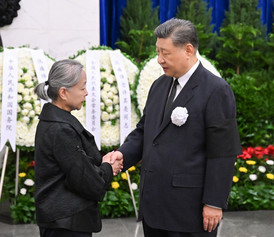 6月8日，许其亮同志遗体在北京八宝山革命公墓火化。习近平、李强、赵乐际、王沪宁、蔡奇、丁薛祥、李希等前往八宝山送别。这是习近平与许其亮亲属握手，表示深切慰问。新华社记者 谢环驰 摄