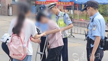 考生腿部受伤，民警用警车护送入考场