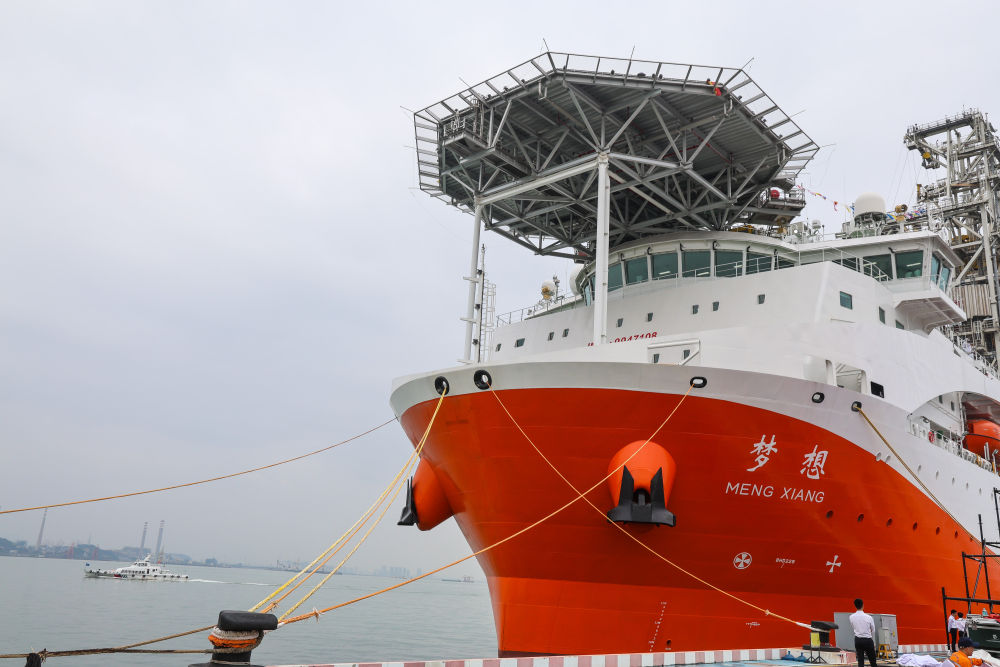 2024年11月17日拍摄的靠泊在广州海洋地质调查局科考码头的大洋钻探船“梦想”号。新华社记者 刘大伟 摄