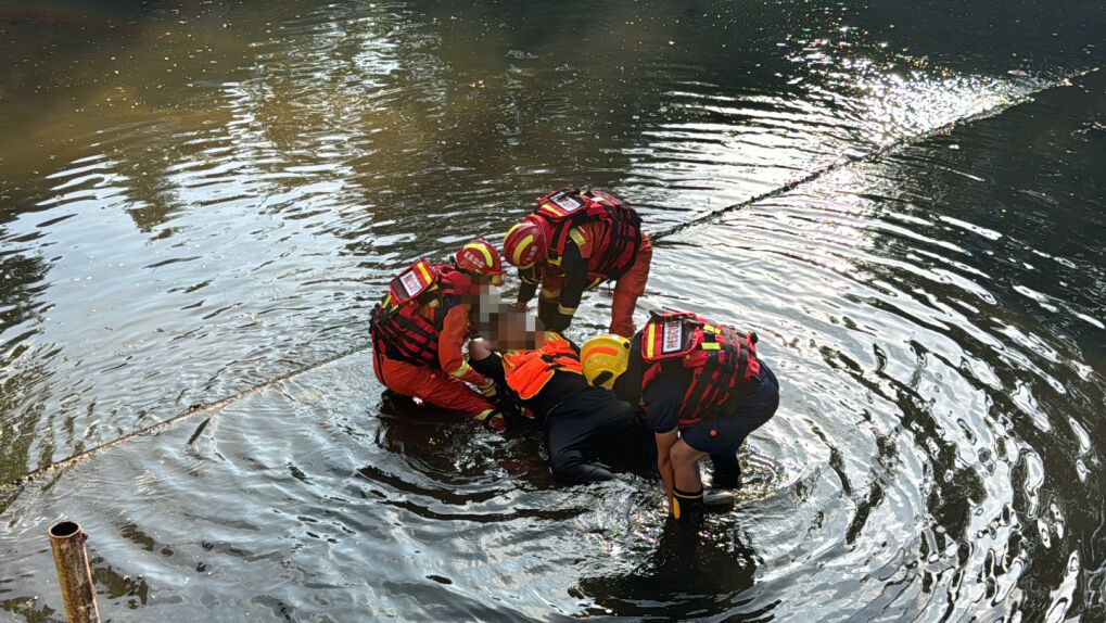 中山—男子不慎坠落桥下，消防紧急出动！