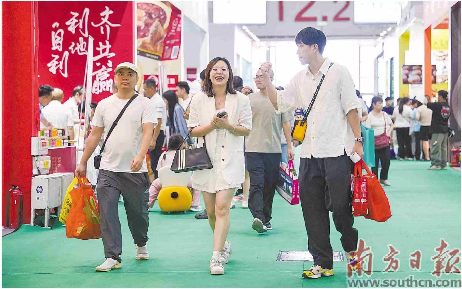 9月13日，首届广东优品展迎来第一个公众开放日，吸引众多消费者前来选购。南方日报记者 张令 钟志辉 摄
