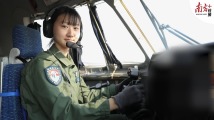 颜值实力并存!“95后”空军女飞行员两会亮相 颜值实力并存!“95后”空军女飞行员两会亮相