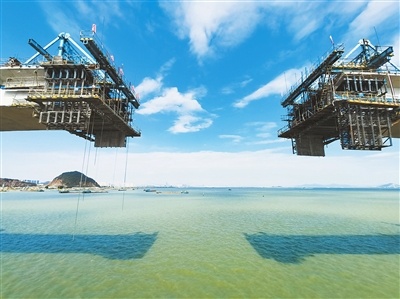 珠机城际二期跨越白藤河水道的梁正进行挂篮施工。（摄影：李建束）