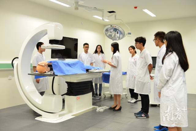 汕大医学院学生在虚拟杂交手术室进行模拟教学。