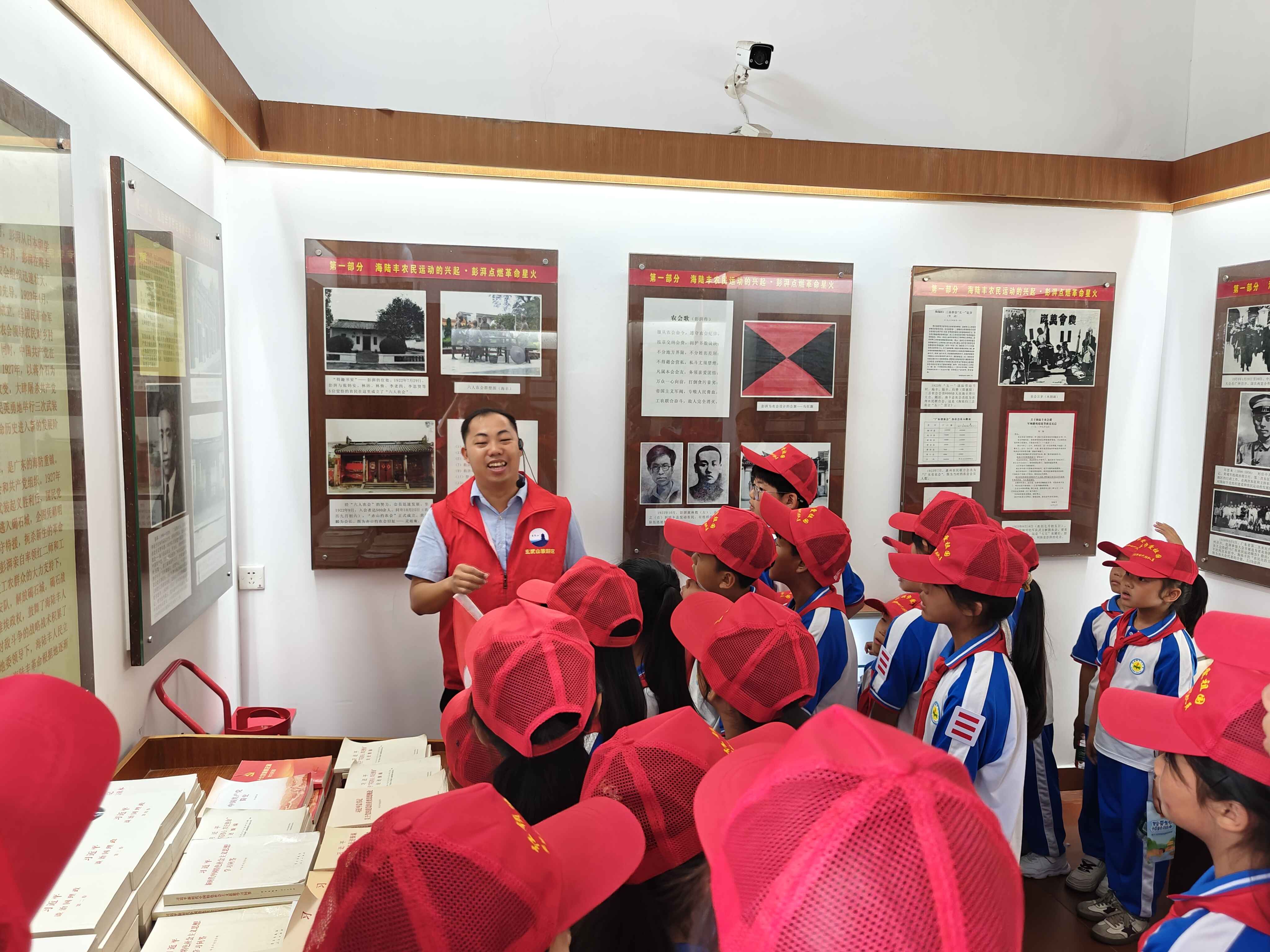 陆丰市少先队员走进碣石镇红色教育基地参观红二师碣石作战指挥部旧址。通讯员供图