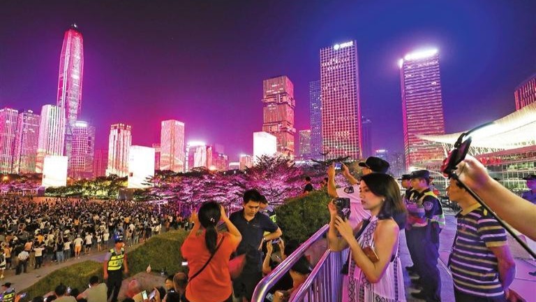 Magnificent light shows grace Dragon Boat Festival