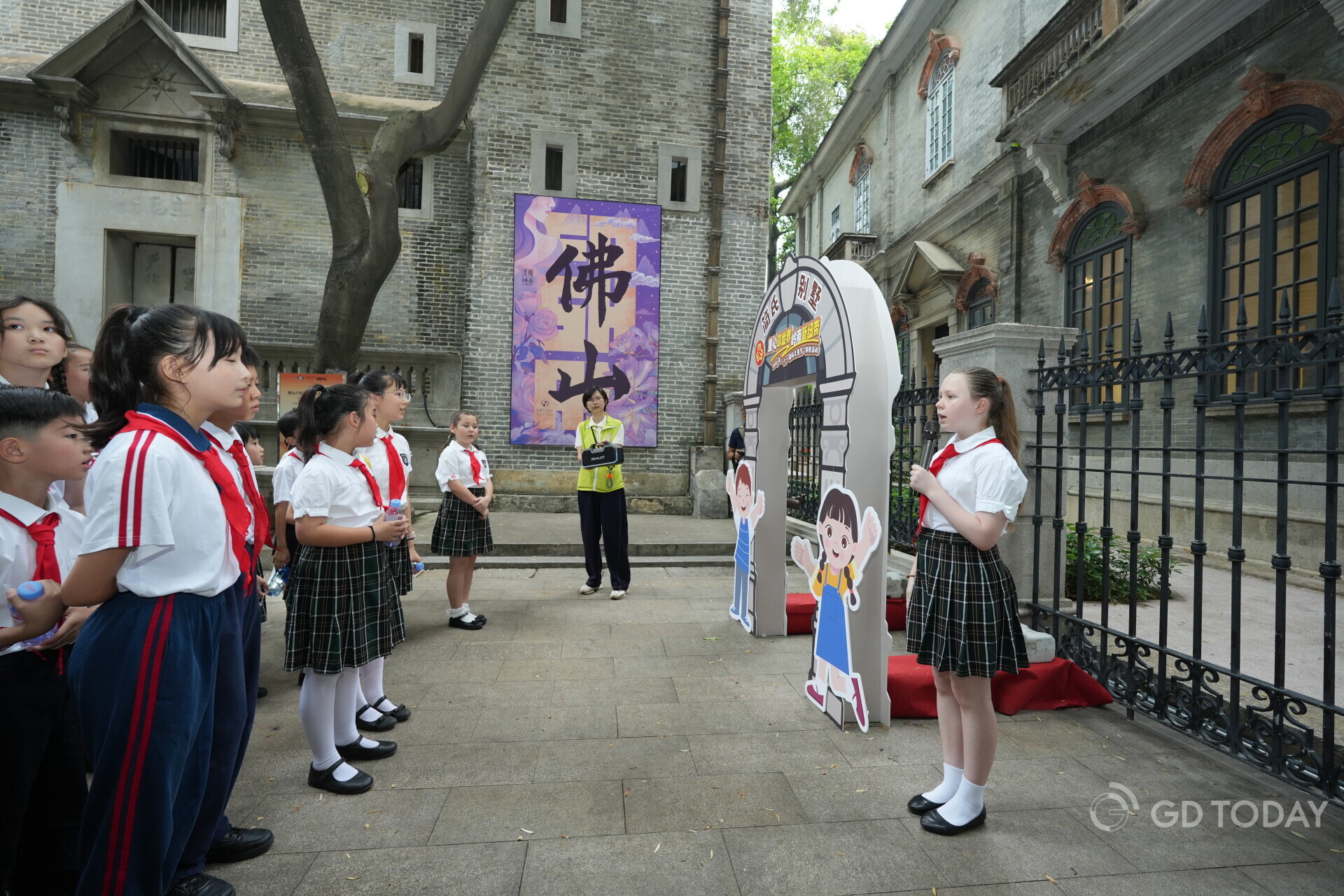The little tour guides conducted tours in various languages. 南方+ 廖明璨 拍摄
