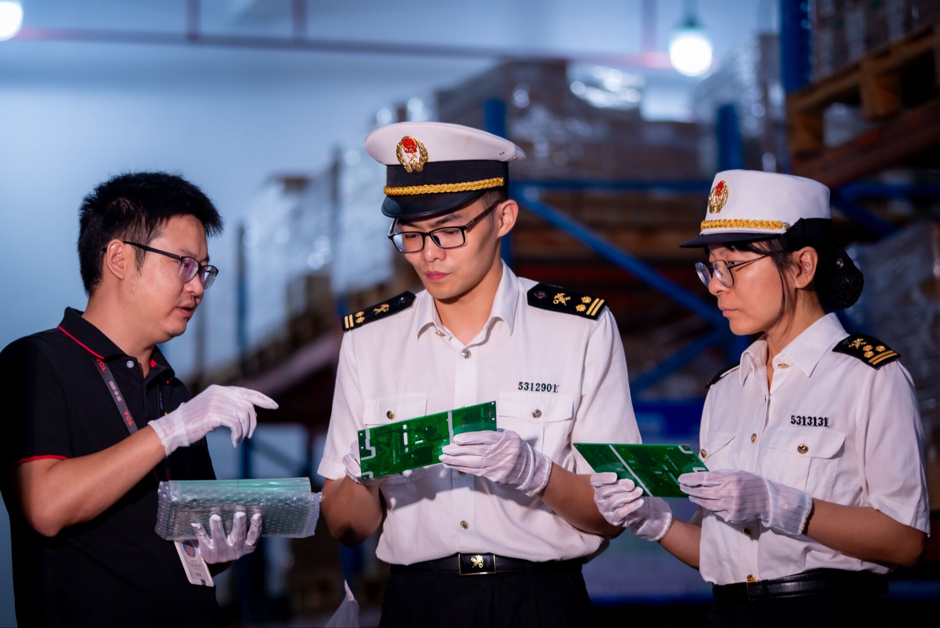 Workers of Huizhou Customs  inspect the products in a high-tech enterprise. 通讯员 Huizhou Customs 供图