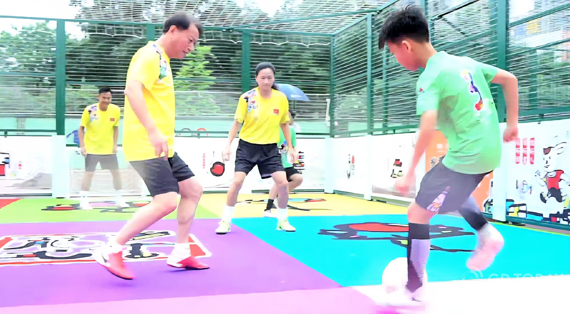 Color Book caged football allows children to play while learning traditional Chinese culture. (Photo: Xiao Haolong) 南方+ 萧皓隆 拍摄
