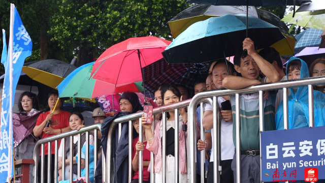 19条龙船流入河流!广州雷恩镇美女活动欢迎参加