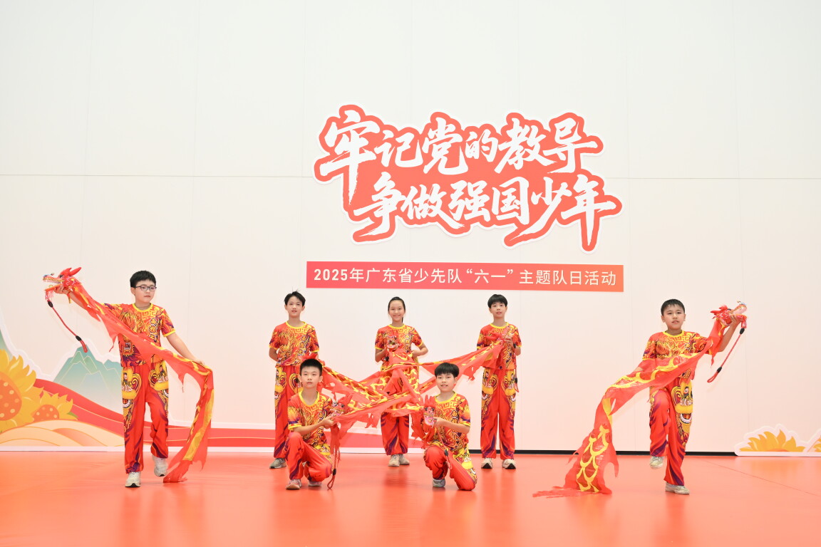 佛山市少先队员表演醒狮操。通讯员供图