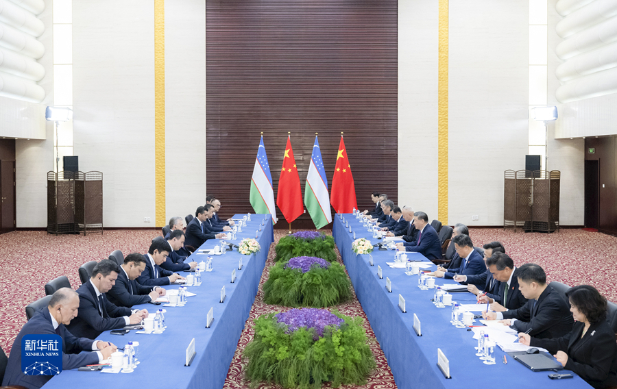 　　当地时间7月3日下午，国家主席习近平在阿斯塔纳出席上海合作组织峰会前会见乌兹别克斯坦总统米尔济约耶夫。新华社记者 翟健岚 摄
