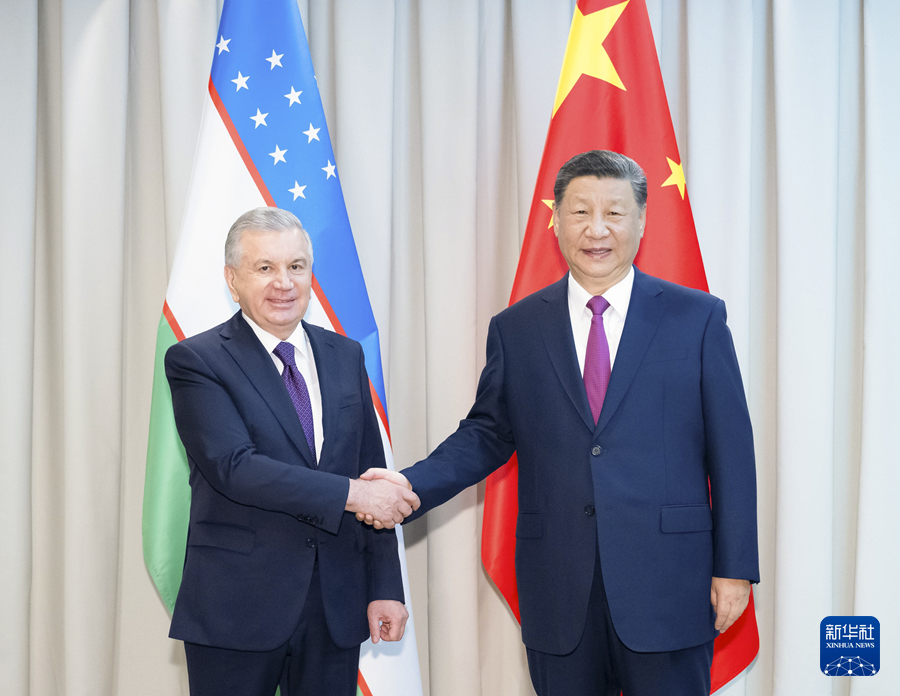 　　当地时间7月3日下午，国家主席习近平在阿斯塔纳出席上海合作组织峰会前会见乌兹别克斯坦总统米尔济约耶夫。新华社记者 翟健岚 摄