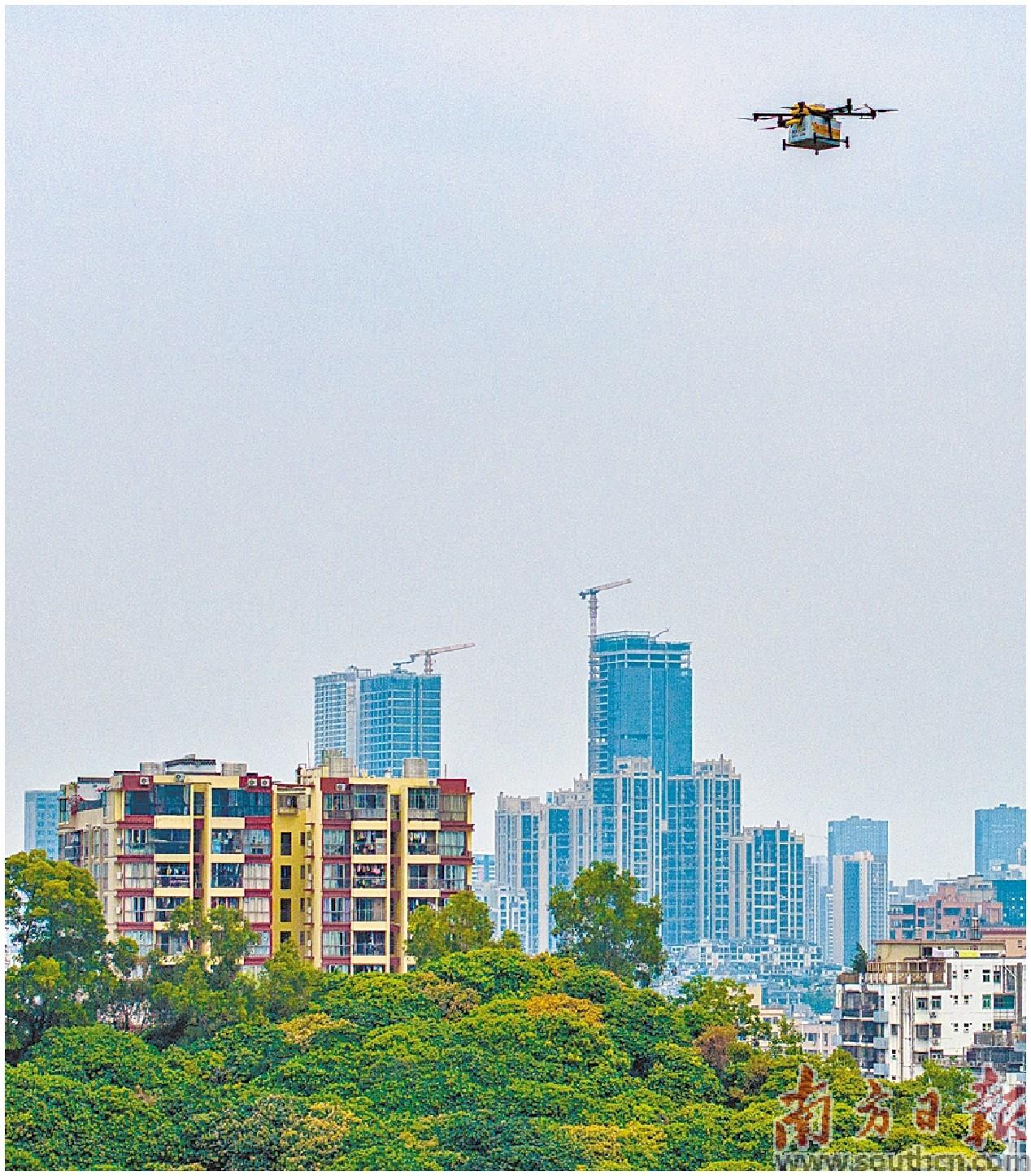广东深圳，无人机在楼宇间穿梭运送外卖。