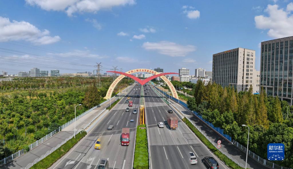 这是中国(上海)自由贸易试验区保税片区的标志性景观“海鸥门”(10月17日摄,无人机照片)。新华社记者 方喆 摄