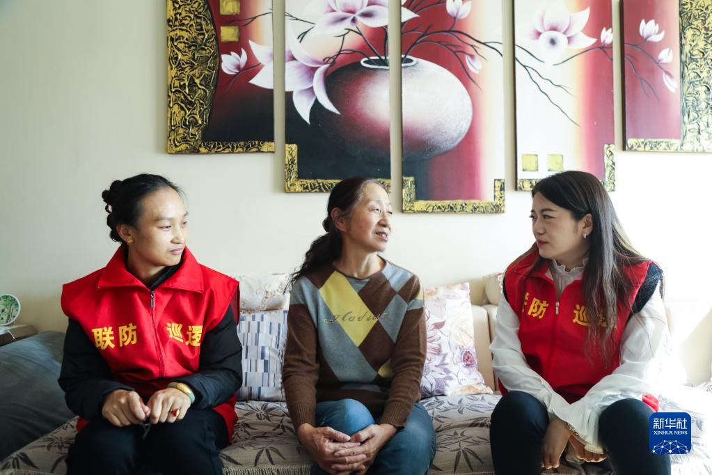 10月16日,青海省西宁市城西区文汇路街道文亭巷社区党委书记刘翠青(右)到社区居民家中走访。新华社记者 张龙 摄