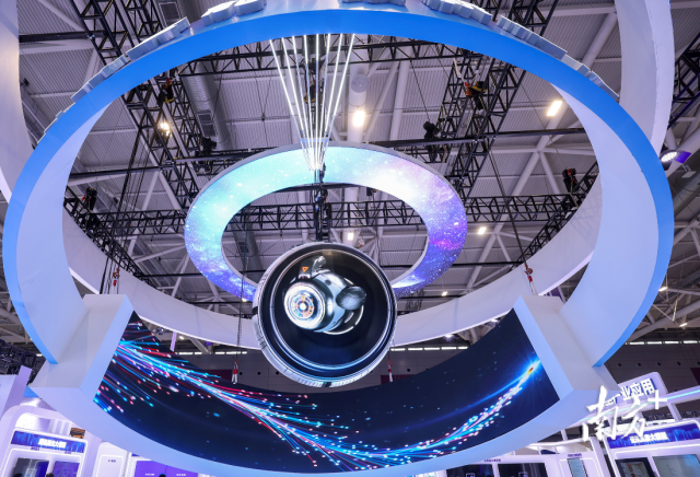 大模型产业应用厅现场，一个由球形显示屏构成的巨型机械眼高悬半空。南方+记者 朱洪波 摄