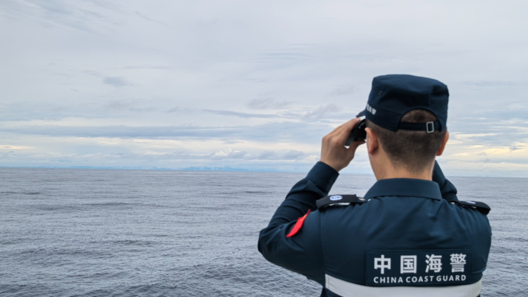 海警执法员观察瞭望台岛
