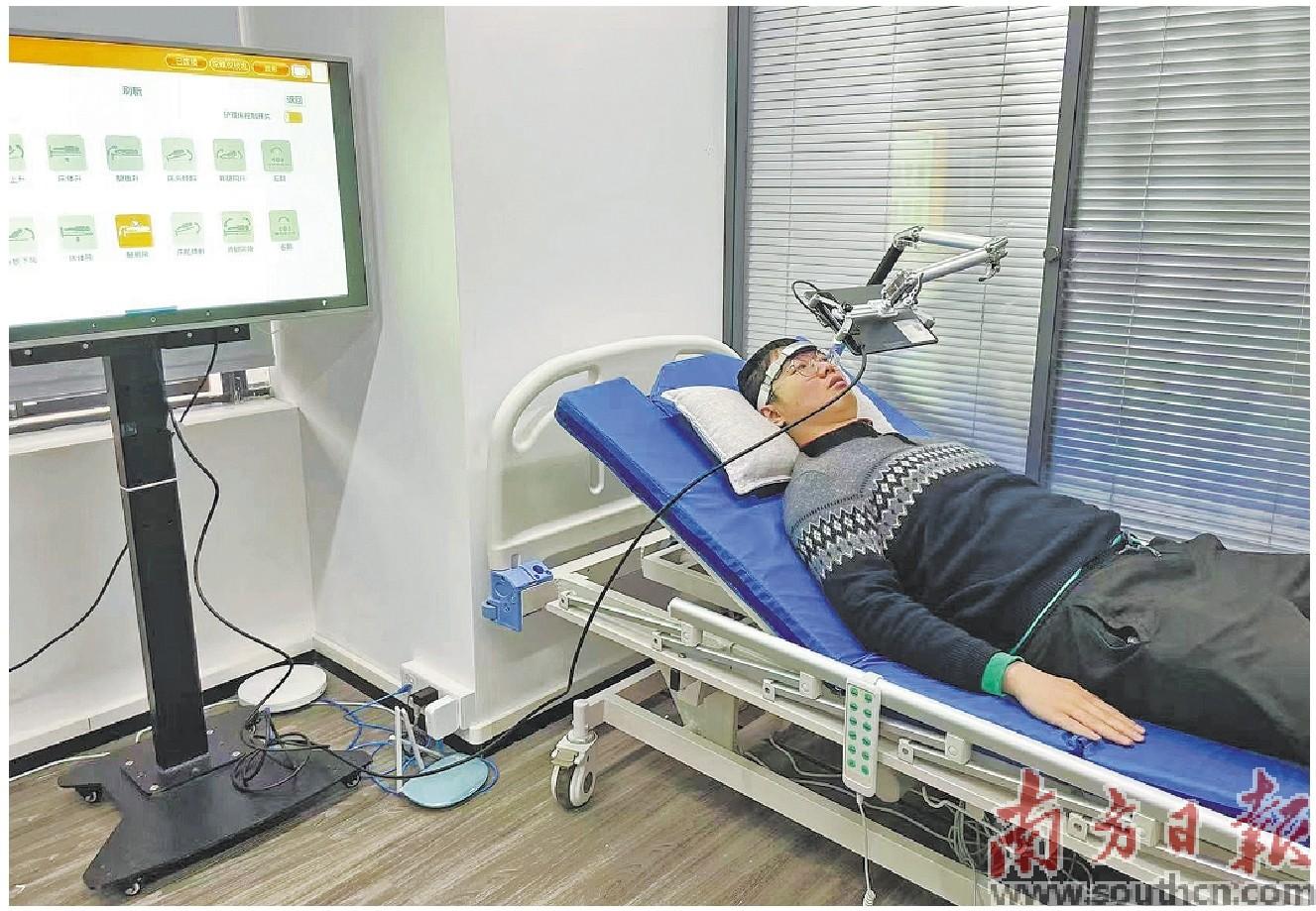 “脑机AI智慧病房”已在多家医院投入试用。广东造图为科研人员在“脑机AI智慧病房”中进行演示。琶洲资料图片