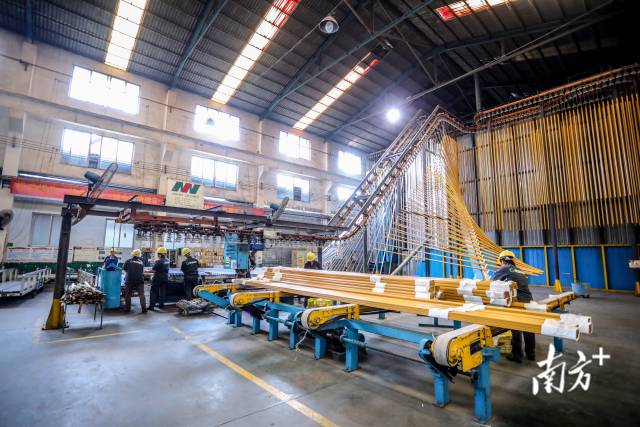 位于大沙镇的广东高登铝业集团涂装生产线。受访企业供图