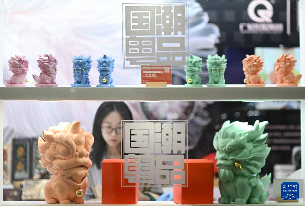 5月23日，观众在第二十届文博会“文创中国”展区观看文创产品。新华社记者 邓华 摄